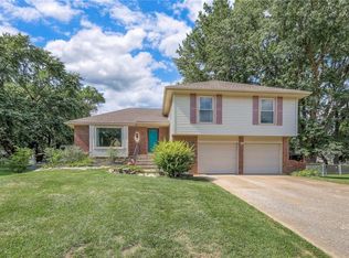 2004 E Cherokee Pl, Olathe, KS 66062