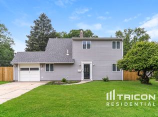 15 Neptune Ln, Levittown, PA 19054