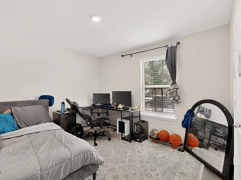 1114 Emerald Gate Dr — Photo 29