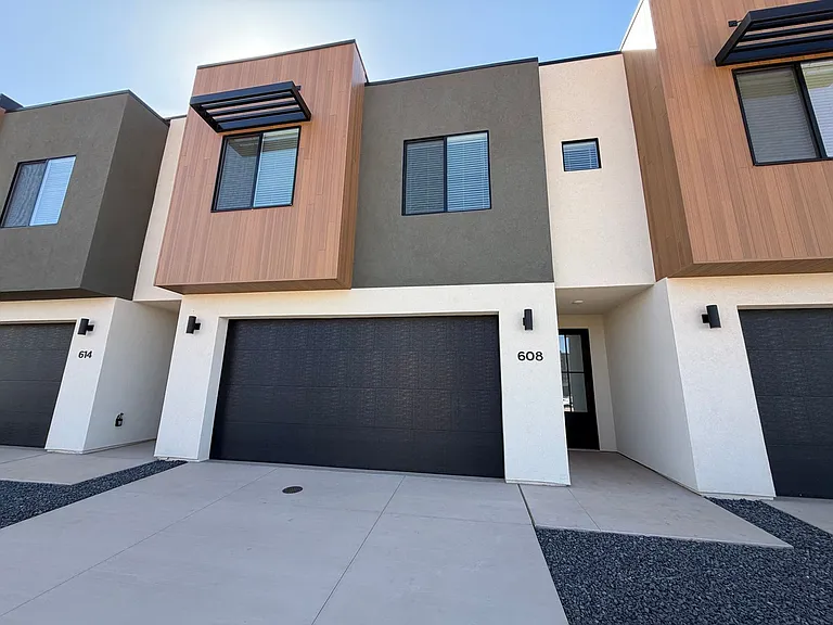 608 E Hemsworth Ln — Photo 2