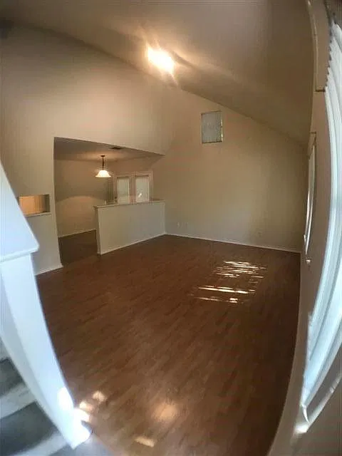 3 bed, 2.0 bath, 1870 sqft, $2,400 — Photo 2