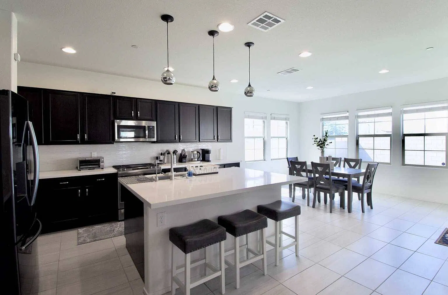 3 bed, 2.5 bath, 2361 sqft, $3,900 — Photo 3