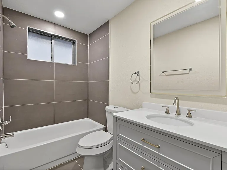 2322 Aprilmont Dr — Photo 24