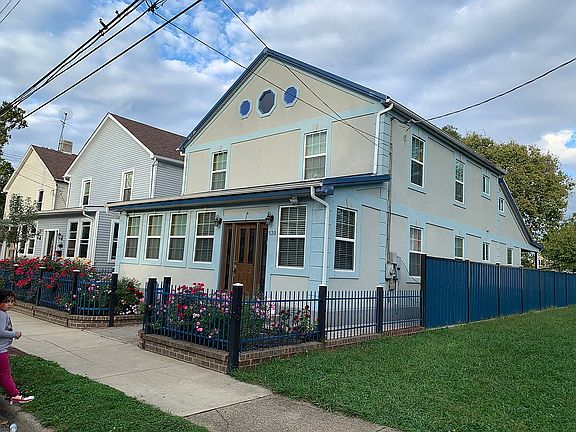 3rd image of 530 Notre Dame Ave