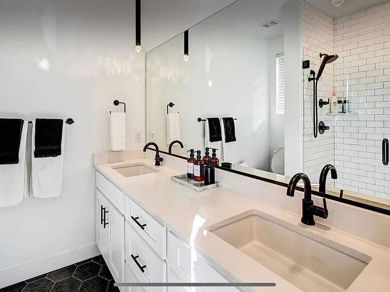1370 Yates St #1 — Photo 11