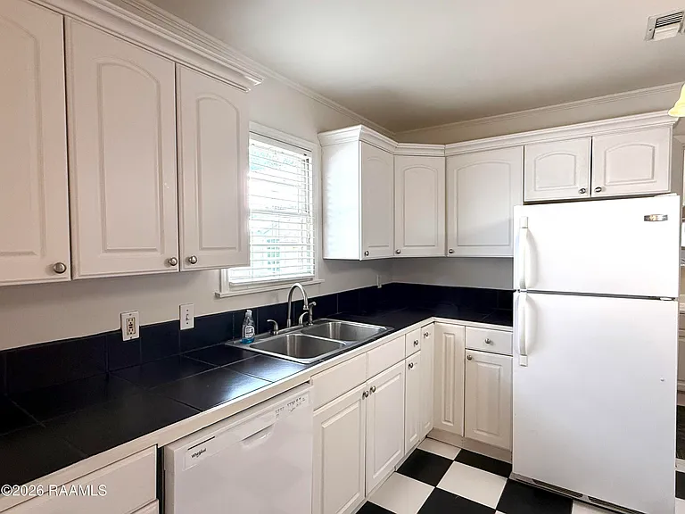 305 General Mouton Ave #B — Photo 8