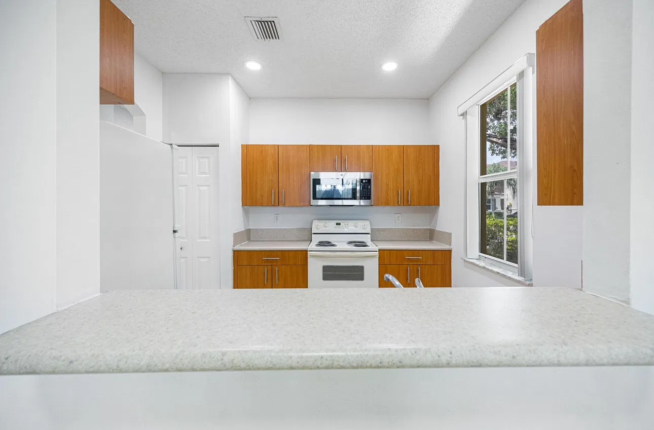 3 bed, 1398 sqft, $2,500 — Photo 4