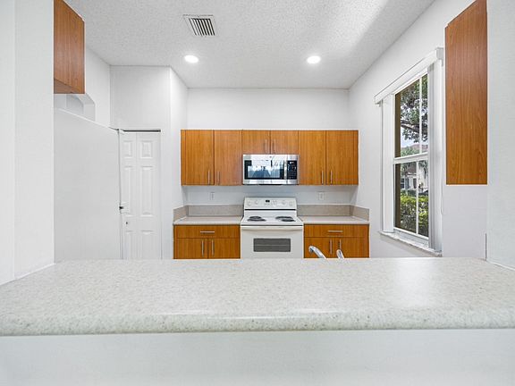 4th image of 991 NE 42nd Pl
