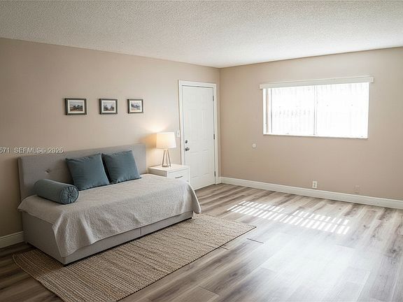 3rd image of 4240 Woodside Dr