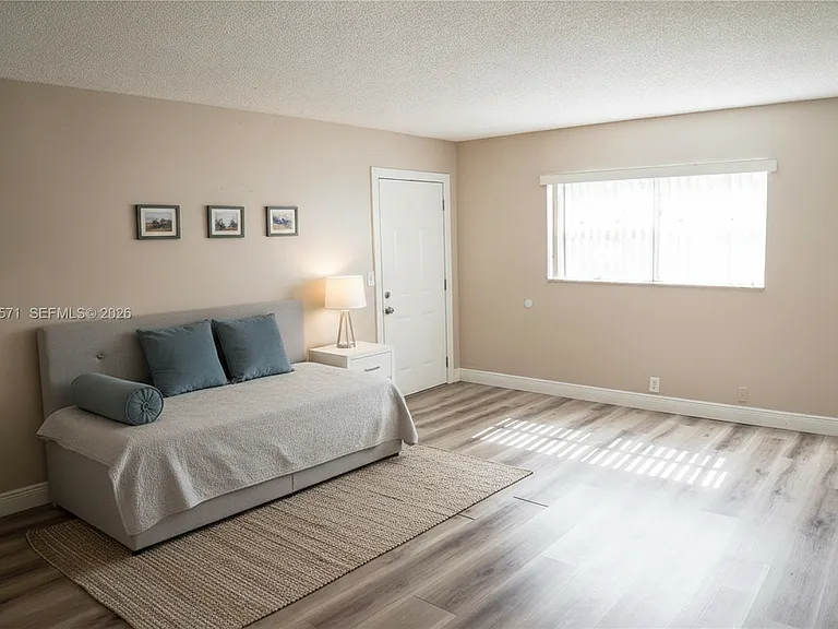 4240 Woodside Dr — Photo 3