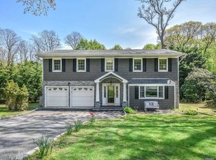 25 Twin Oaks Dr, Kings Park, NY 11754