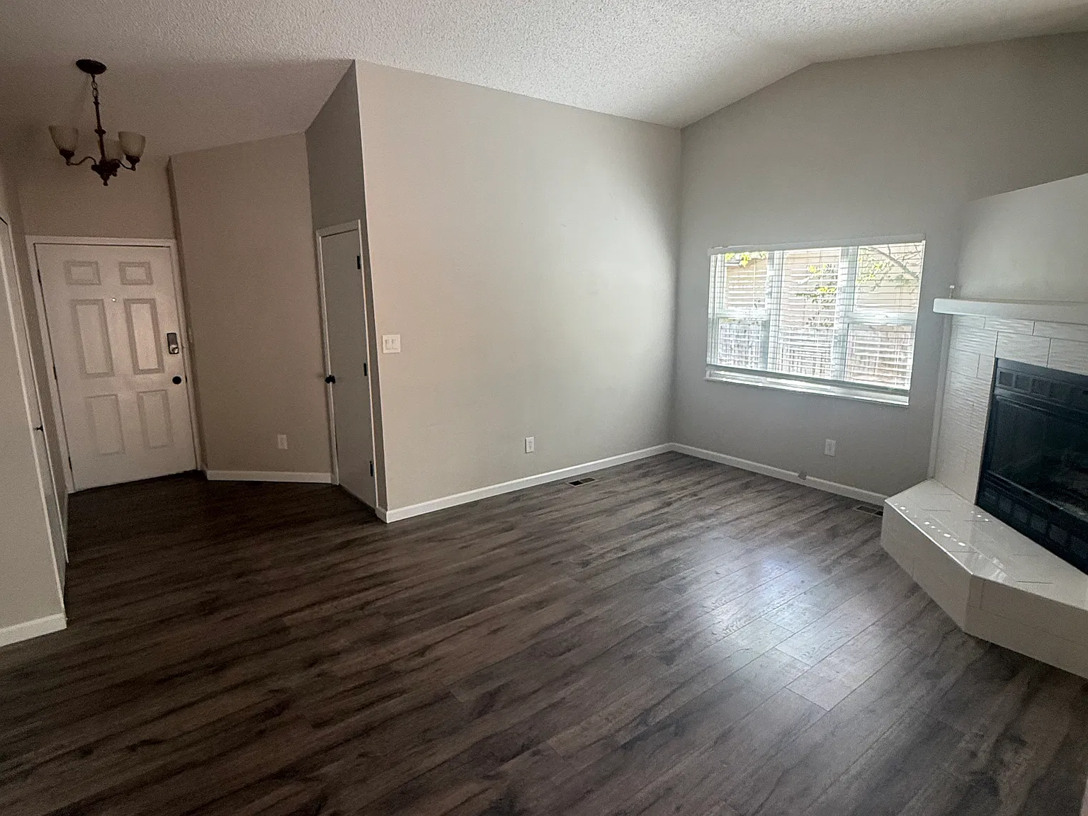 2 bed, 913 sqft, $2,100 — Photo 3