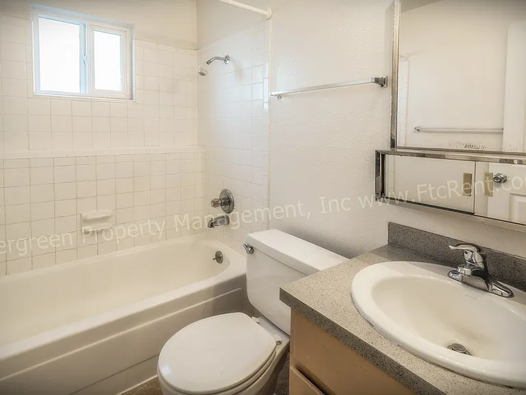 2034-2036 W Plum St — Photo 36