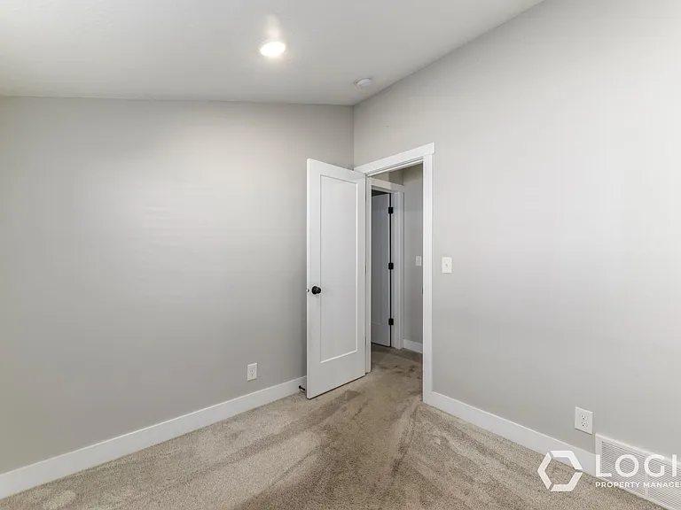 935 W 200 N — Photo 14