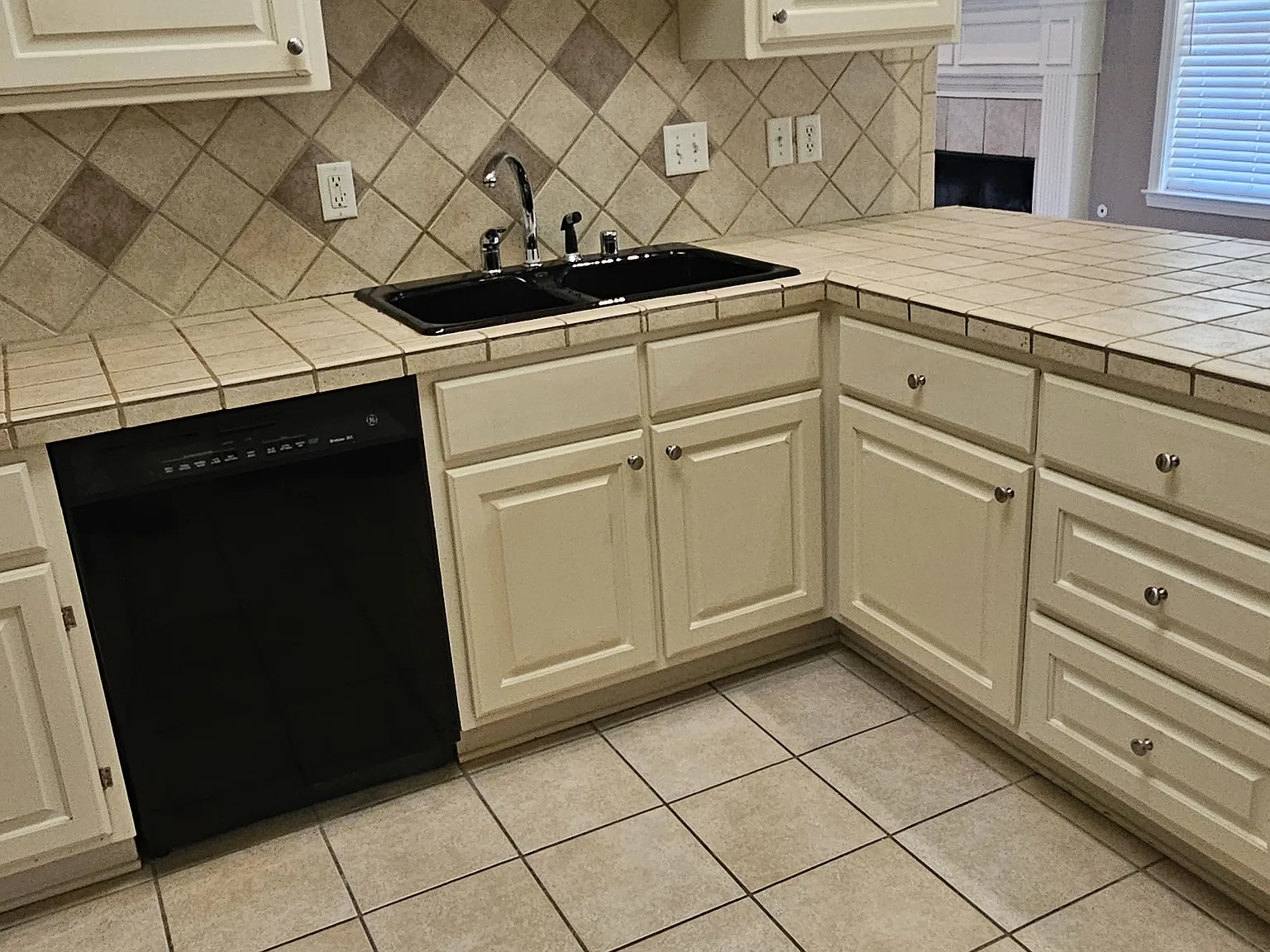 4 bed, 2274 sqft, $2,350 — Photo 3