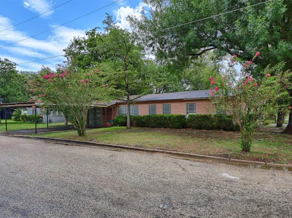 200 Young St, Hallettsville, TX 77964