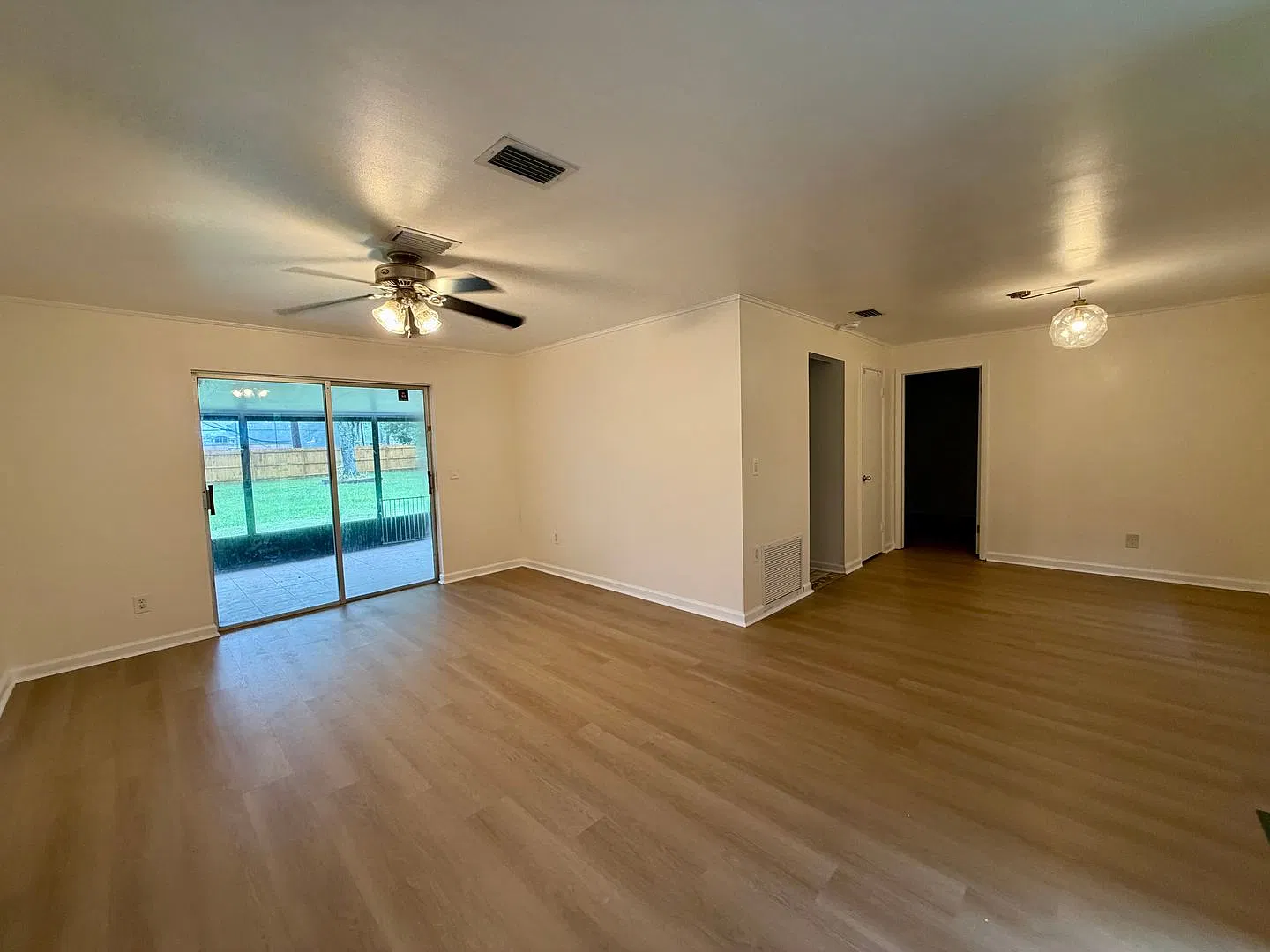 Three bedroom home in convenient location! — Photo 3