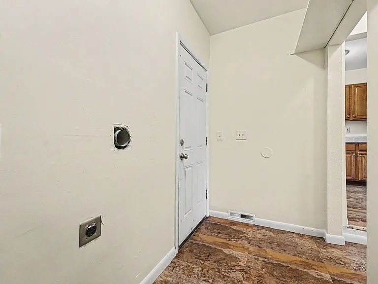 76 Newland Ct — Photo 17