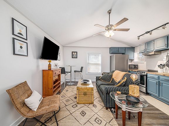 5th image of 1826 Oakland Dr APT 2