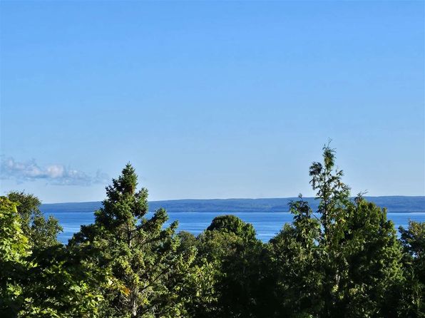 7453 Michigan Heights Dr, Charlevoix, MI 49720