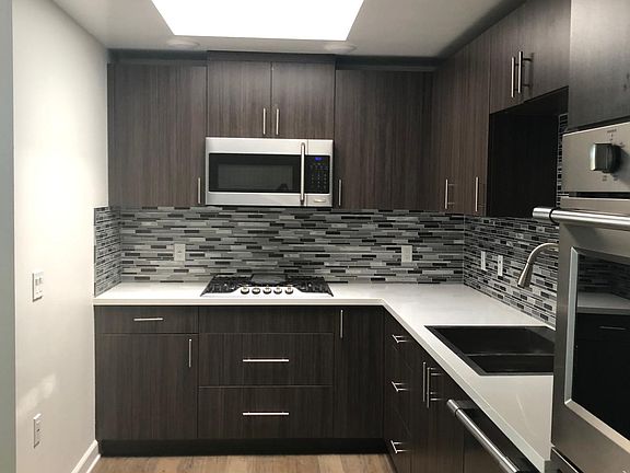 5th image of 10850 Bloomfield St Unit 404