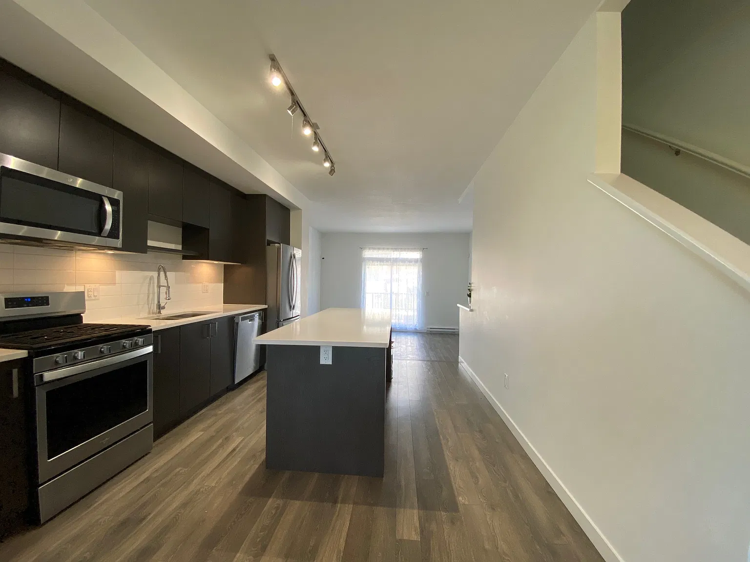 (ID#118) South Surrey 4BR Townhouse — Photo 3