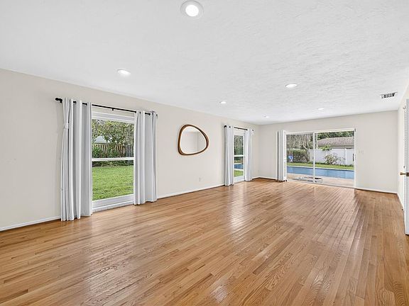 5th image of 2406 Shoreham Rd