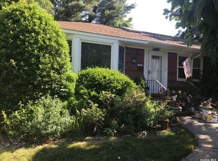 1501 N Meadow Rd, Merrick, NY 11566