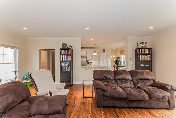 3 bed, 3.5 bath, 3000 sqft, $6,750 — Photo 3