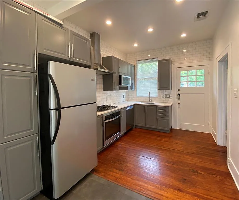 3 bed, 1020 sqft, $3,995 — Photo 3