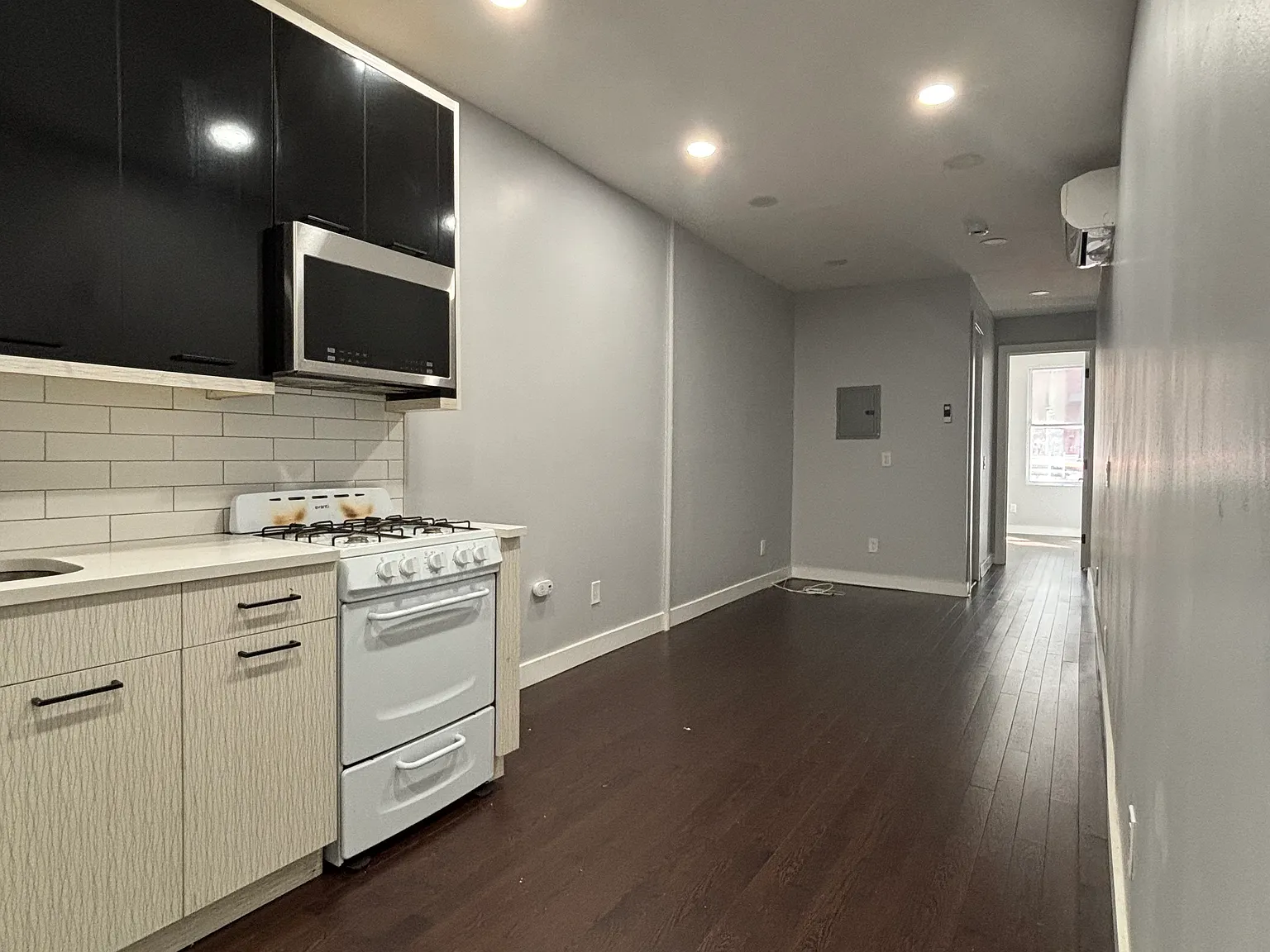 2 bed, 950 sqft, $2,300 — Photo 2