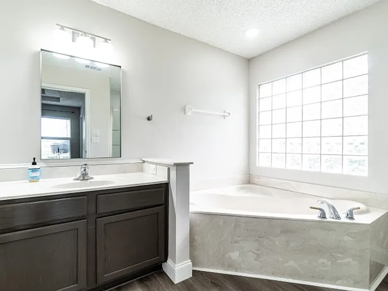 557 Grand Parke Dr — Photo 18