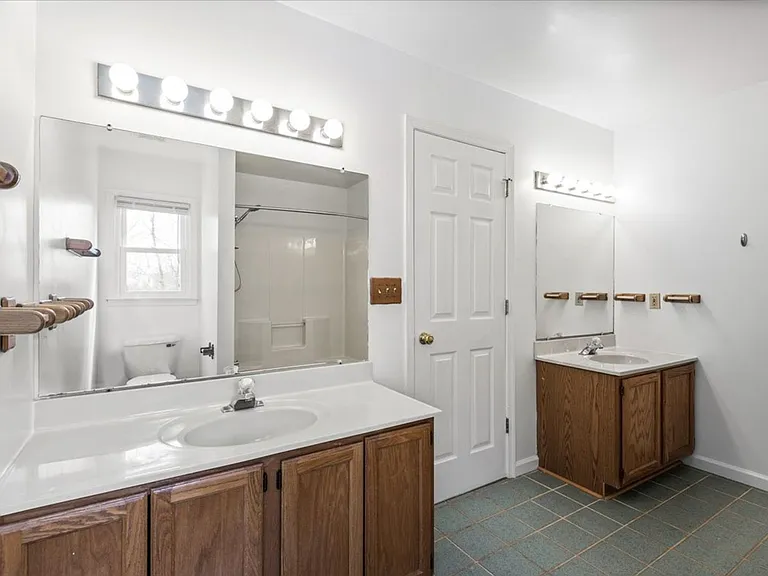 10704 Live Oak Ct — Photo 16