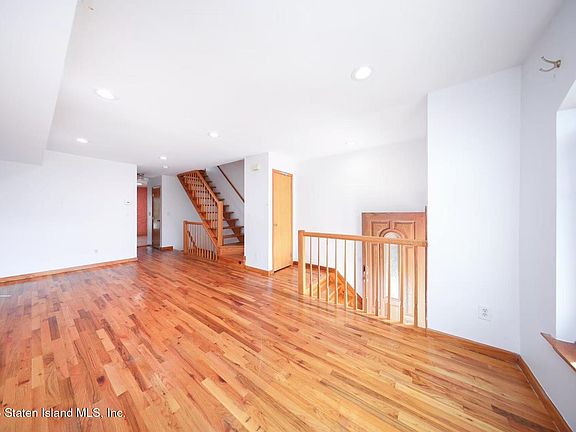 4th image of 136 Moreland St