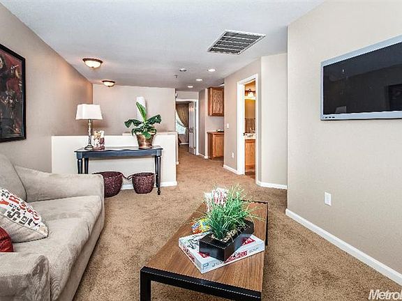 3rd image of 107 Esplanade Cir