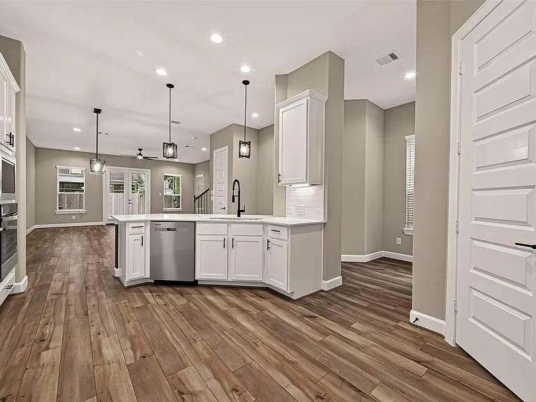 4309 Dickson St #B — Photo 15