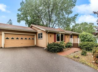 722 Navajo Ln, Mendota Heights, MN 55120