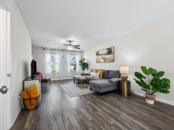 4th image of 301 Long Grove Ln