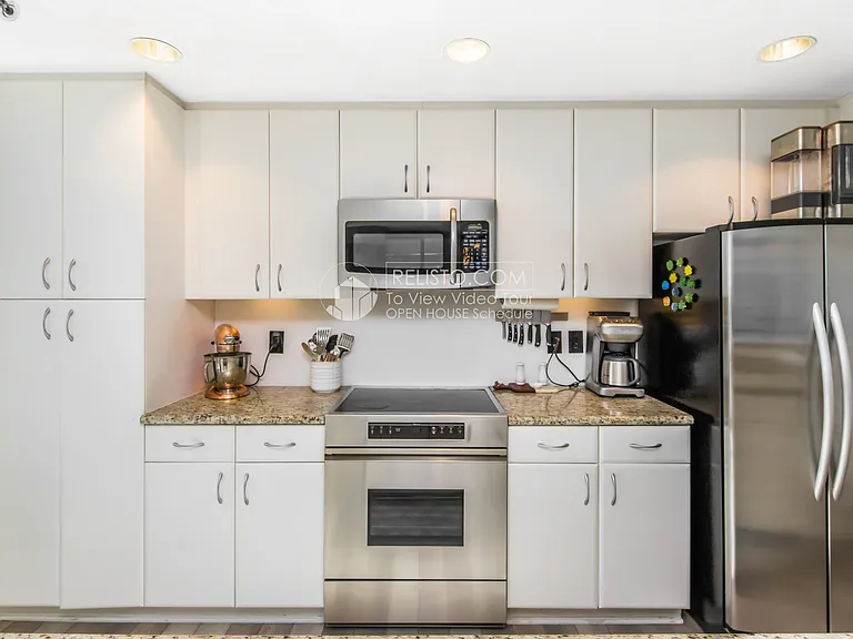 250 King St #652 — Photo 7