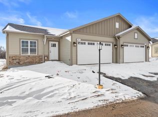 7050 Stonewood Ln, Lannon, WI 53046