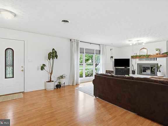4th image of 482 Starr Ave