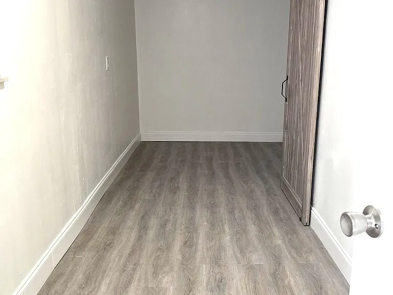 582 NW Sherbrooke Ave — Photo 15