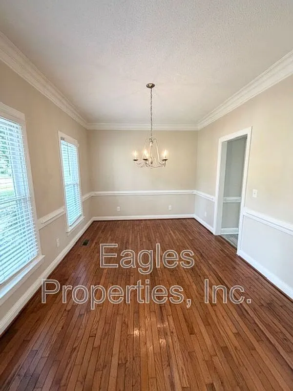 4 bed, 2.5 bath, 2400 sqft, $2,100 — Photo 3
