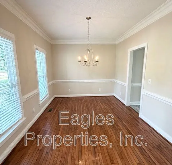 242 N Marion Dr — Photo 3
