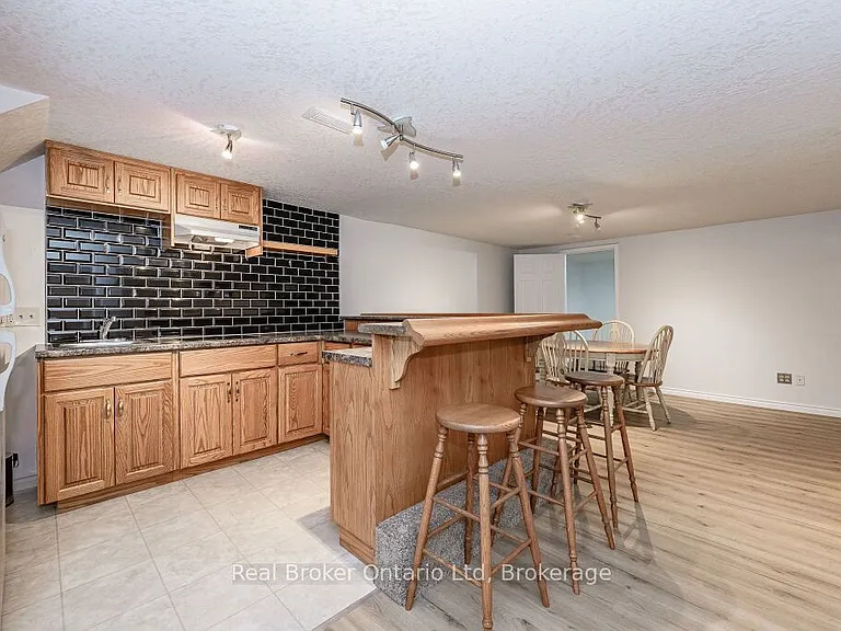 195 Edinburgh Rd S #LOWER — Photo 10