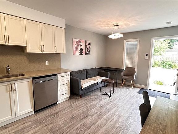 4th image of 122 Courtland Ave E #14