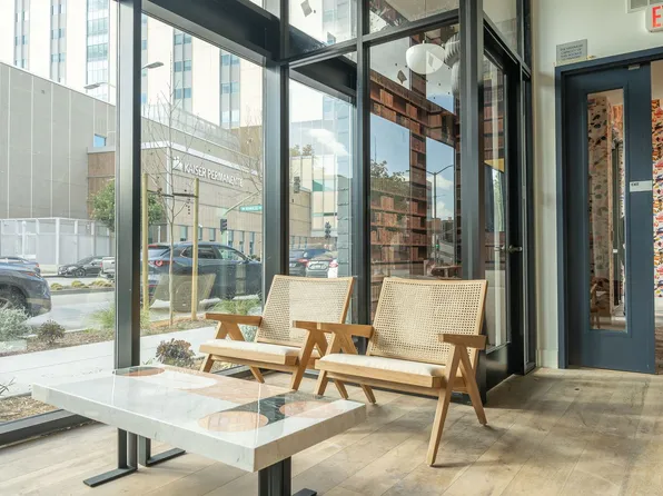 240 W Macarthur Blvd