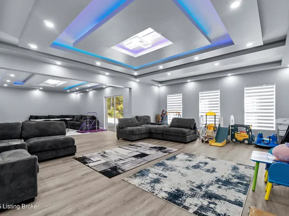 12319 Vanherr Dr, Jeffersontown, KY 40299