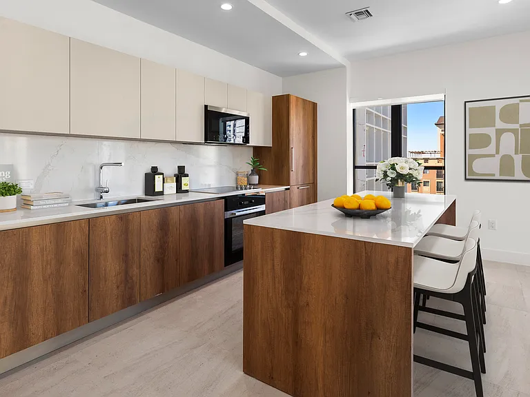 701 VALENCIA — Photo 36