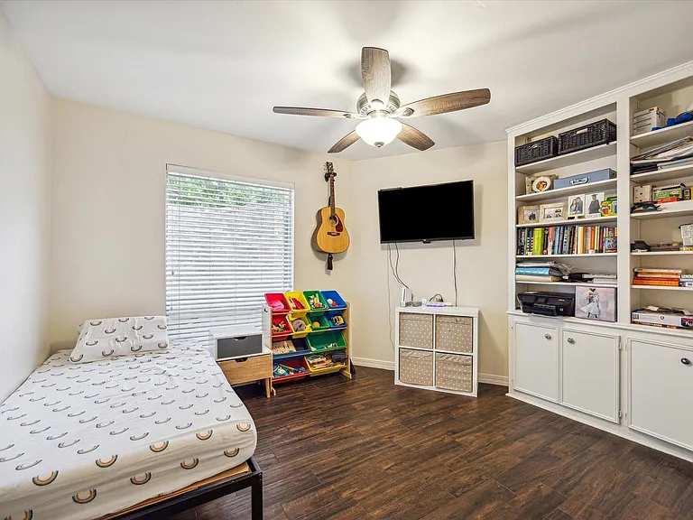 910 Coachlight Dr — Photo 17